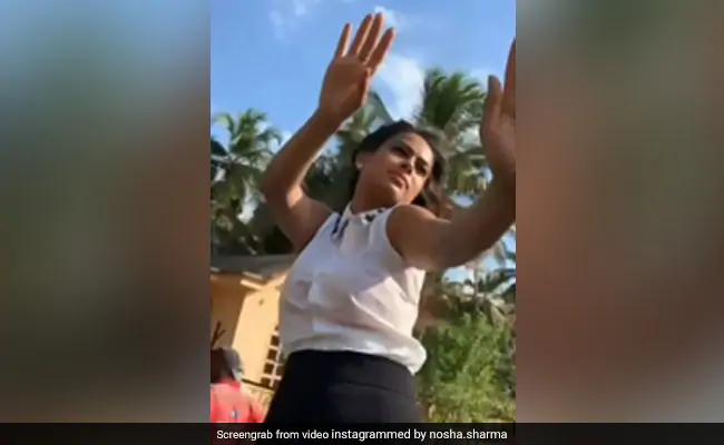 निया शर्मा ओपन कार में मस्ती करती आईं नजर,