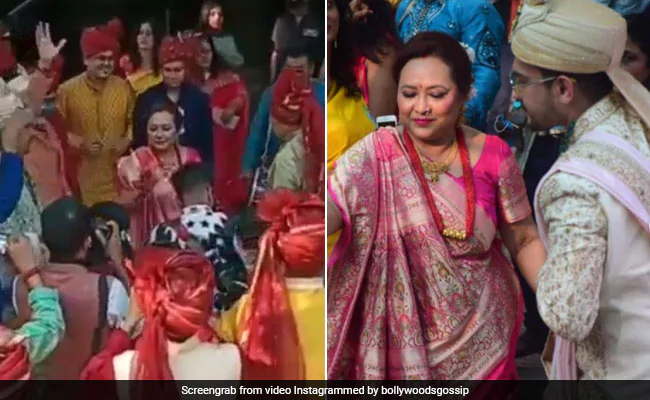 Aditya Narayan ने मम्मी-पापा के साथ अपनी ही बारात में यूं झूमकर किया डांस, धूम मचा रहा है Video