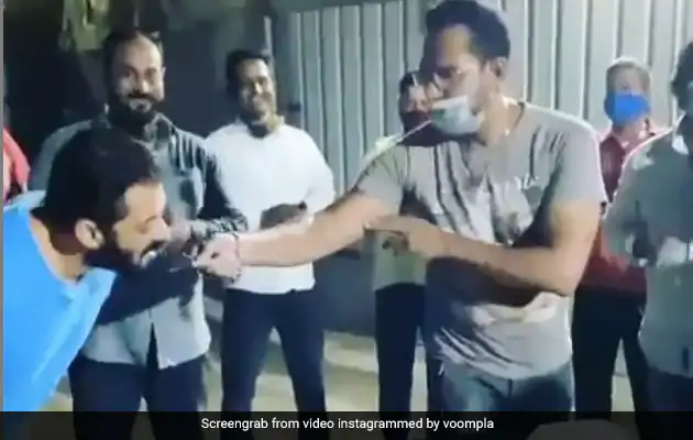 Salman Khan ने सेलिब्रेट किया बॉडीगार्ड का जन्मदिन, केक मिलते ही किया ऐसा- देखें Video