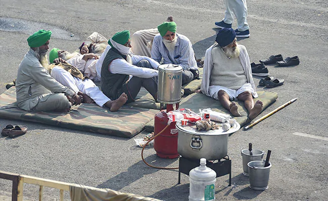 अब दिल्ली में गाजीपुर सीमा पर भी मजबूत हो रहा किसानों का मोर्चा