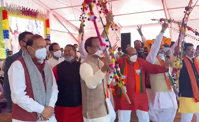 ...जब ढोल बजाते और आदिवासी धुन पर थिरकते दिखे मुख्यमंत्री शिवराज सिंह चौहान